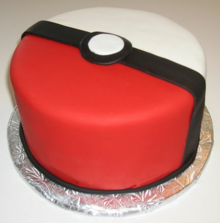 ein großer roter pokeball - idee für eine schöne rote pokemon torte -pokemon birthday cake 