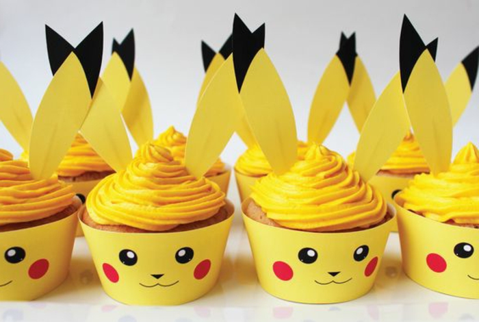 hier sind kleine gelbe pokemon wesen pikachu -gelbe pokemon kuchen mit einer gelben creme 