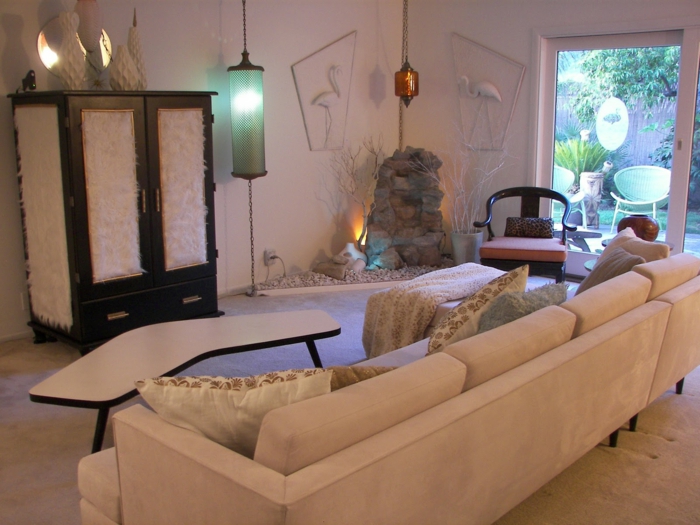 gemischte Stils in einem Wohnzimmer 50er Jahre Deko weißes Sofa Ecktisch und Regal