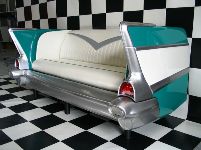 Kofferraum ist in einen Sessel verwandelt in grüner und weißer Farbe - 50er Jahre Deko