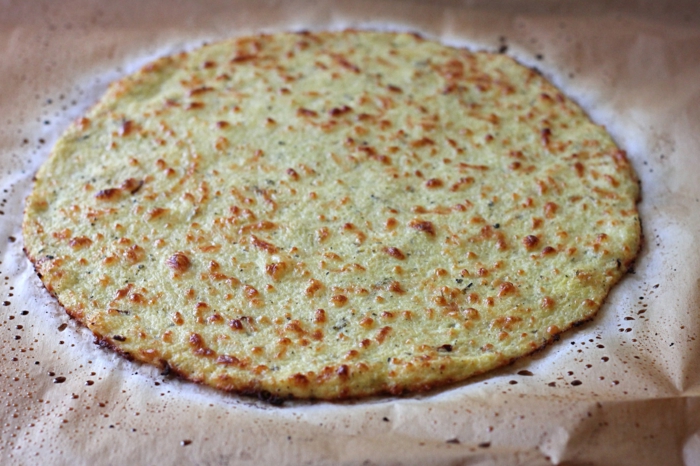 vegetarisch kochen pizzaboden backen pizza aus blumenkohl und eier goldbraun teig backen
