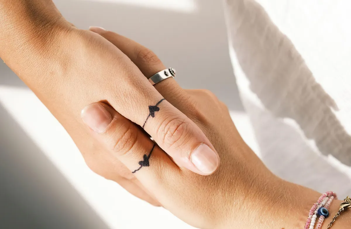 ring tattoos mit kleinen herzen für verliebte