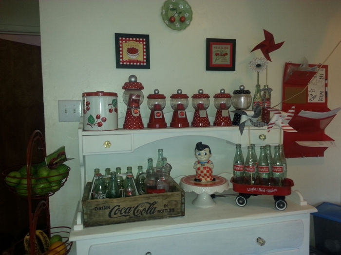 Rockabilly Küche mit Bonbon Automaten kleine Figur und viele Coca Colla Flaschen