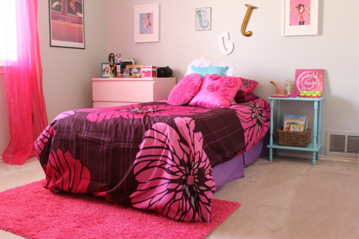 50er Jahre Deko Jugendzimmer für Mädchen mit rosa Bettwäsche und Teppich