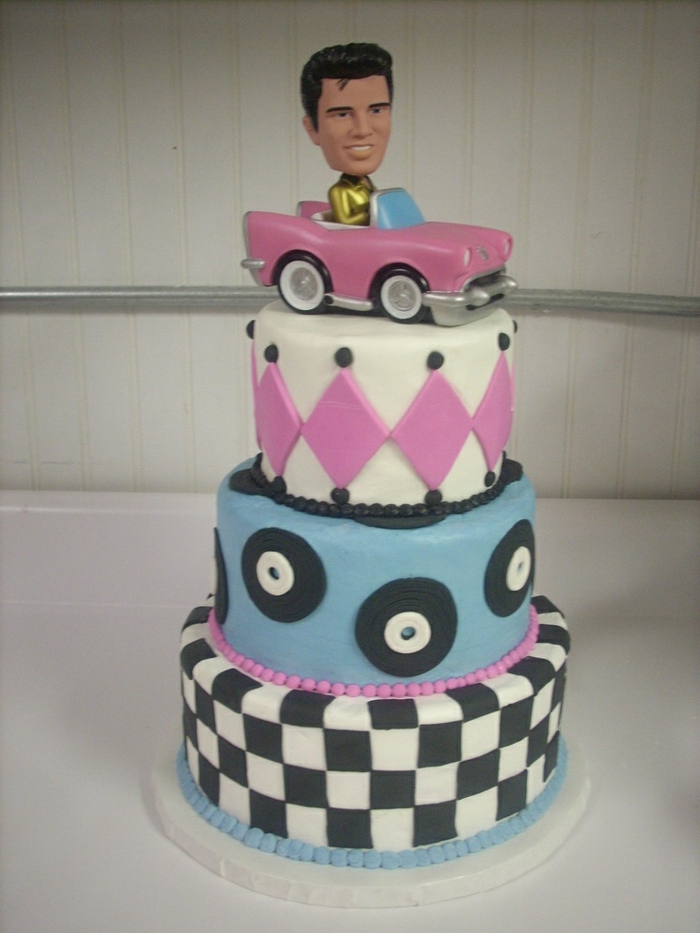 Elvis fährt ein rosa Auto als Deko der Torte - perfekt für 50er Party