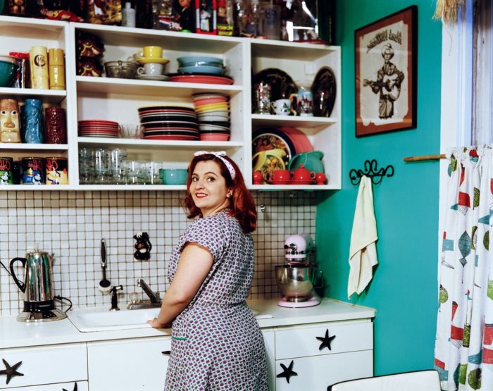 Retro Deko in der Küche - viele Teller, Wandbild, blau gestrichene Wände, eine Frau mit Kleid aus 50er