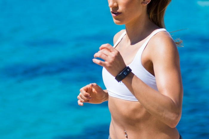 laufen mit einem armbanduhr die die parameter messt laufen joggen kilometer puls tempo figur fit halten schönheit
