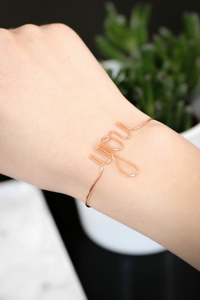 Armbänder selber machen: YOU-Armband aus einfachem Schmuckdraht in Kupferfarbe