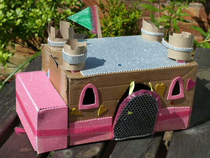 ein Schloss für ein kleines Mädchen mit Puppen zu spielen in rosa Farbe