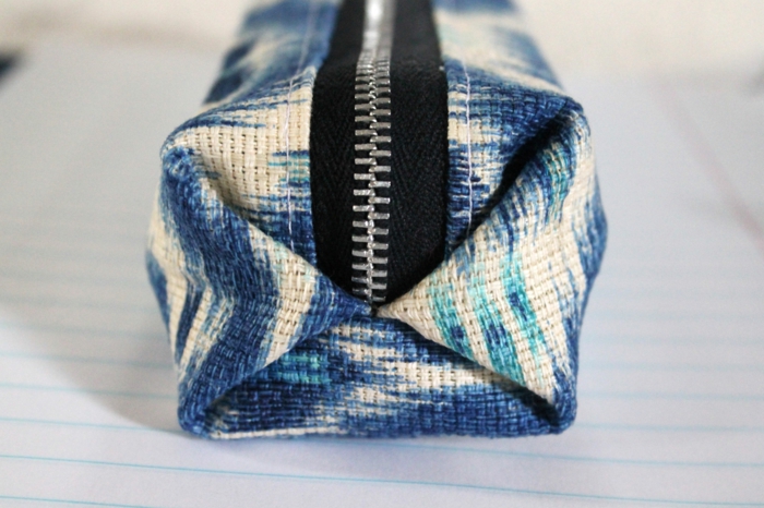 blaues und weißes Nessessär für Schulsachen mit einem Reißverschluss selber genäht