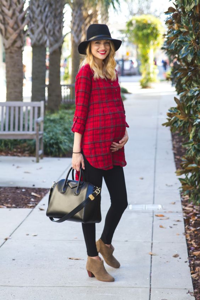 schwangerschaftskleidung, kariertes hemd in rot und schwarz, ledertasche und boots
