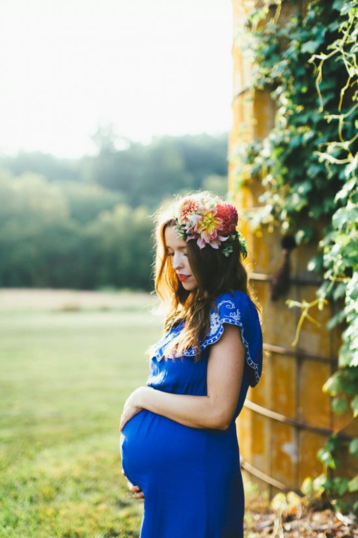 schwangerschaftskleidung, umstandskleid in koenigsblau, blumenkranz