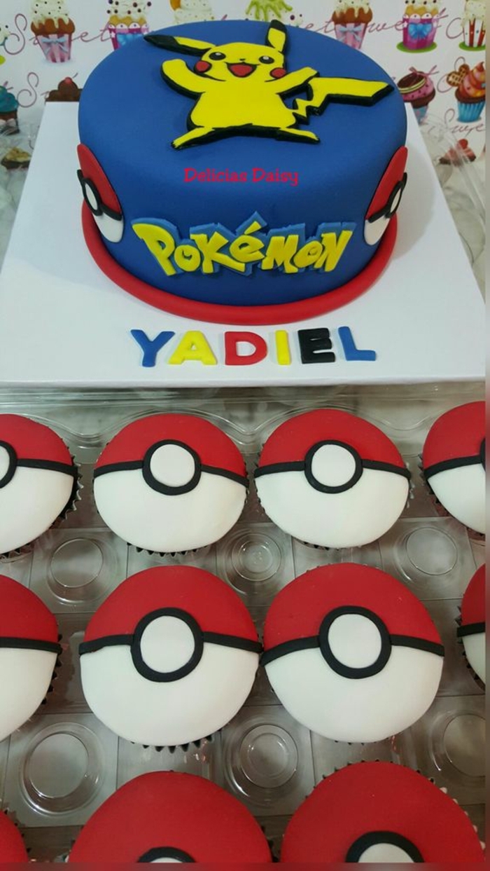hier ist eine idee für rote pokemon kuchen, die wie rote pokebälle aussehen, und eine blaue pokemon torte mit einem gelben pokemon wesen pikachu 