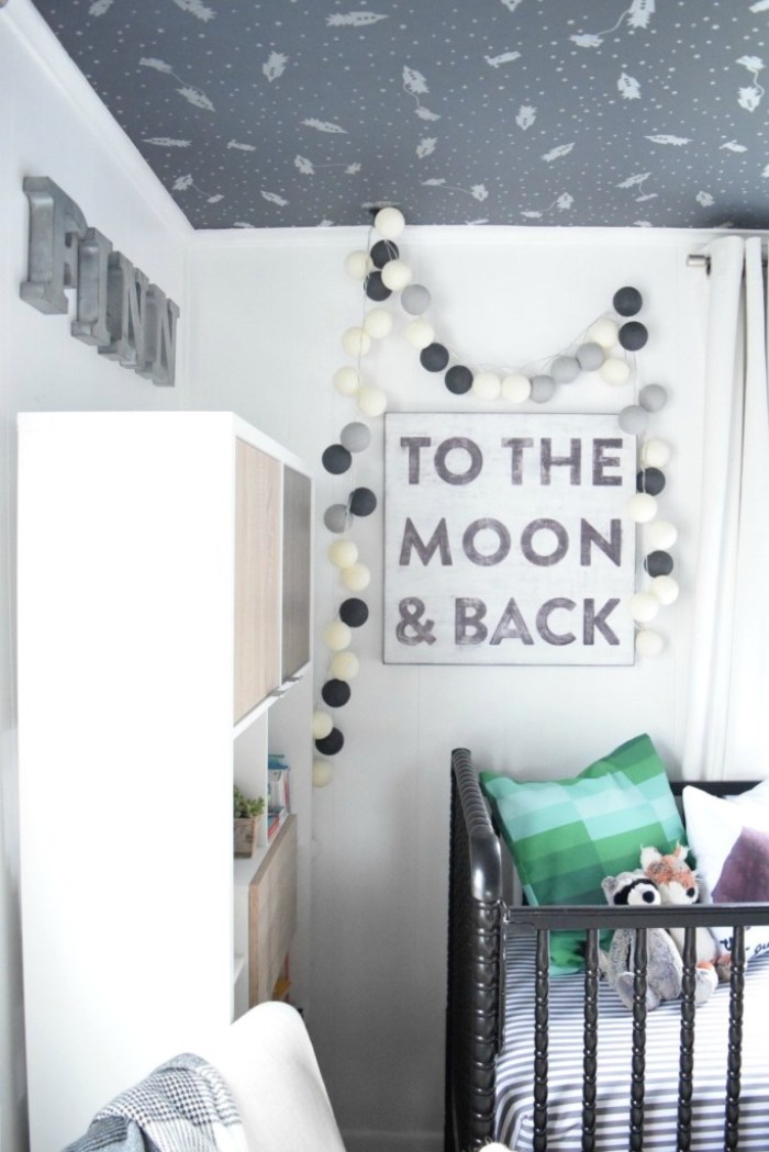 baby kinderzimmer selber einrichten, ein wandbild mit aufschrift to the moon and back, lustige leuchten lampe