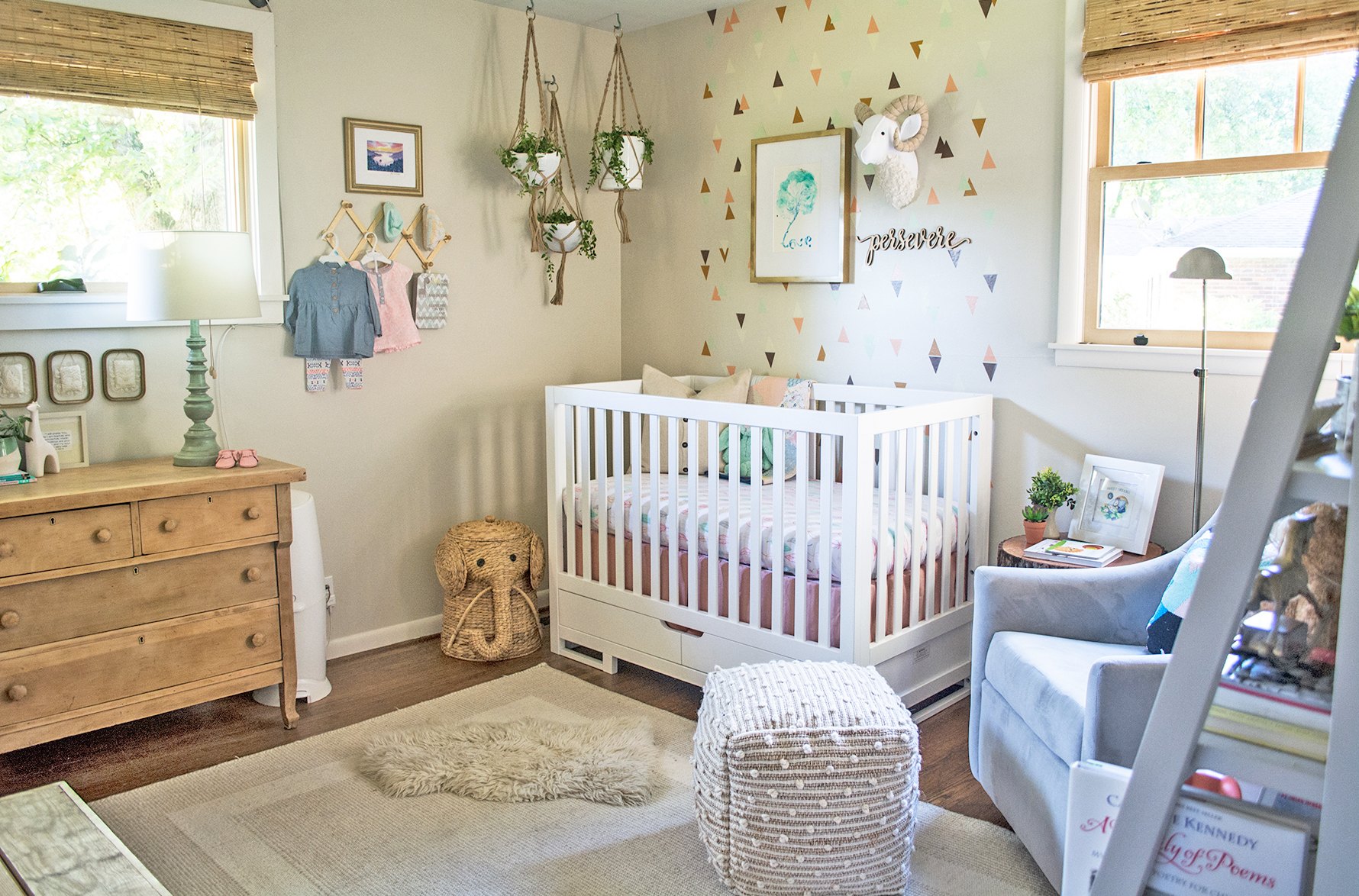 kinderzimmer mädchen, einrichtungsideen und deko für die kleinsten, babybett, wandtapete und deko 