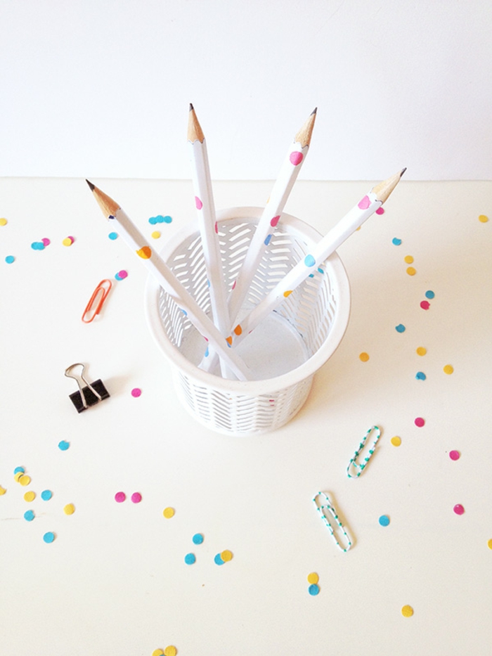 wie weiße Bleistifte auf Punkte zu bemalen - süße Schulsachen selber herstellen