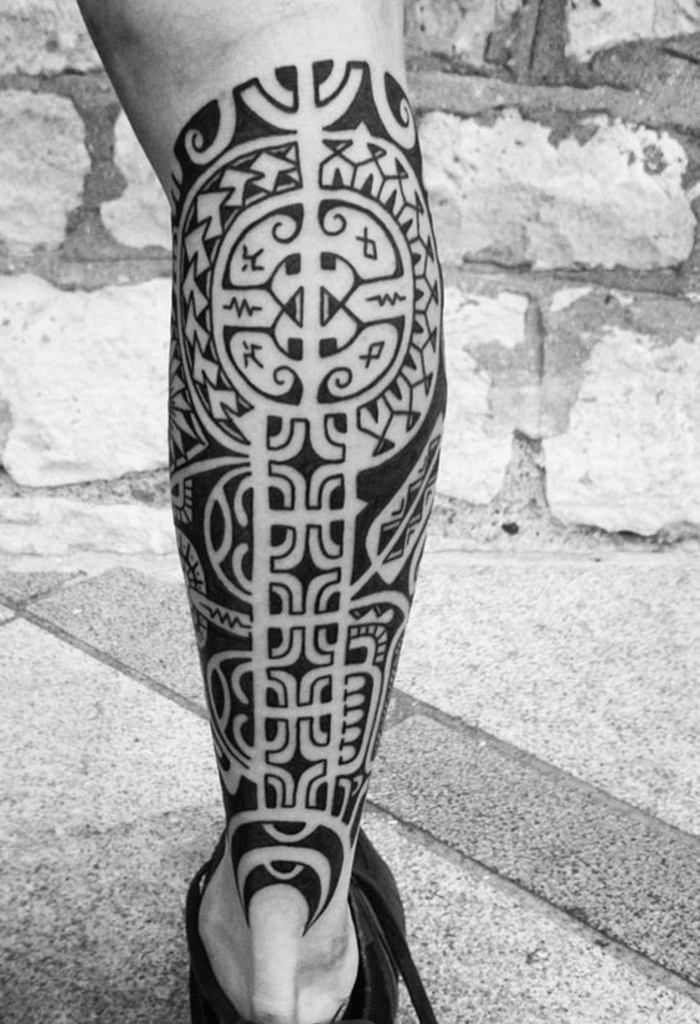 tattoo an der wade, bein tattoo, polynesische motive, tribal design
