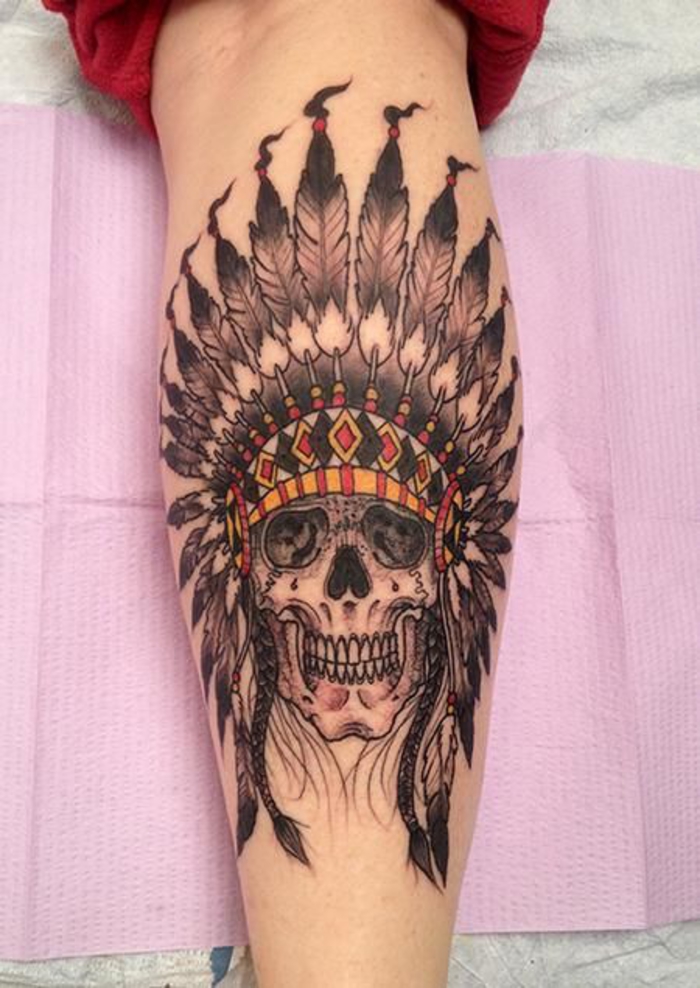 tattoo an der wade, bein tattoo, schaedel, indiander motive, tattoo ideen fuer maenner