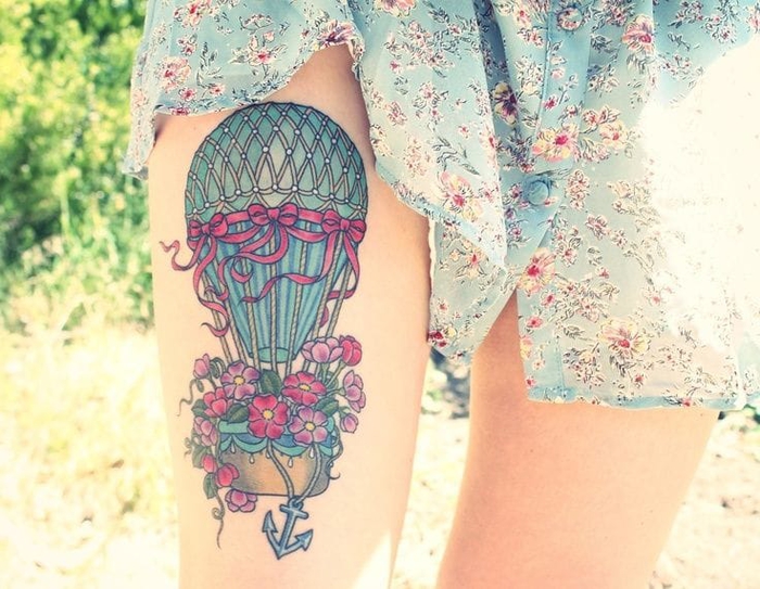 tattoo am oberschenkel, ballon, rosa und blau, weibliche tattoo motive