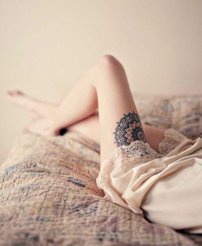 tattoo am oberschenkel, mandala, weibliche tattoo motive, bein tattoo