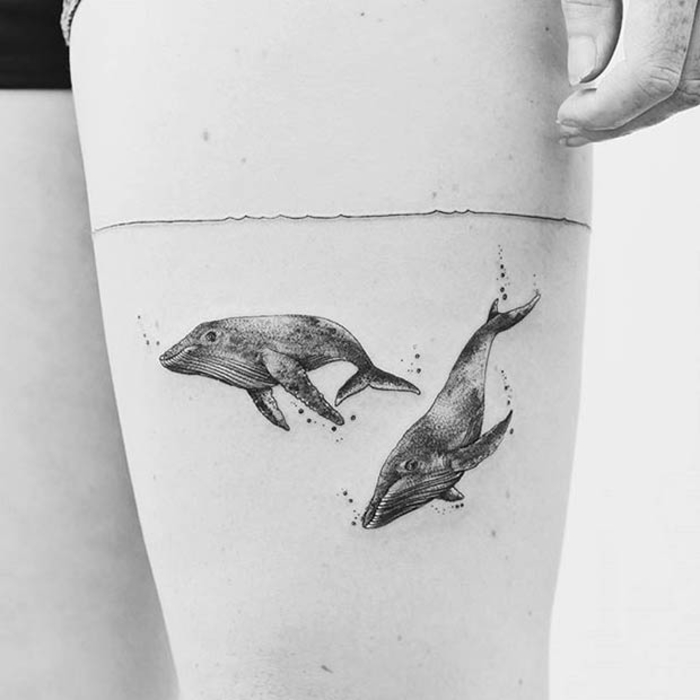 tattoo am oberschenkel, wale, bein tattoo, unterwasser, schwarz
