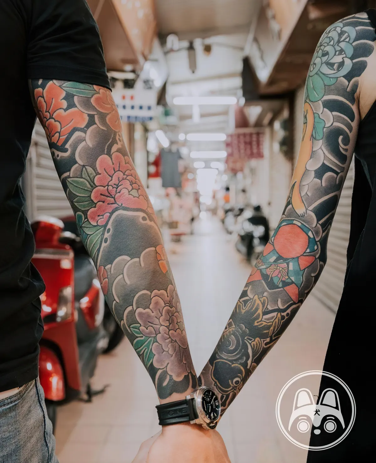 tattoos am ganzen arm blumen motive farbig