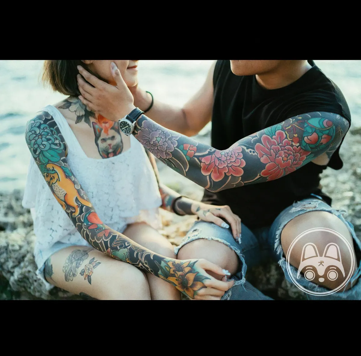 tattoos am ganzen arm farbig blumen motive