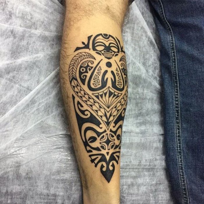 bein tattoo, tattoo an der wade, polynesische tattoo motive, tribal design