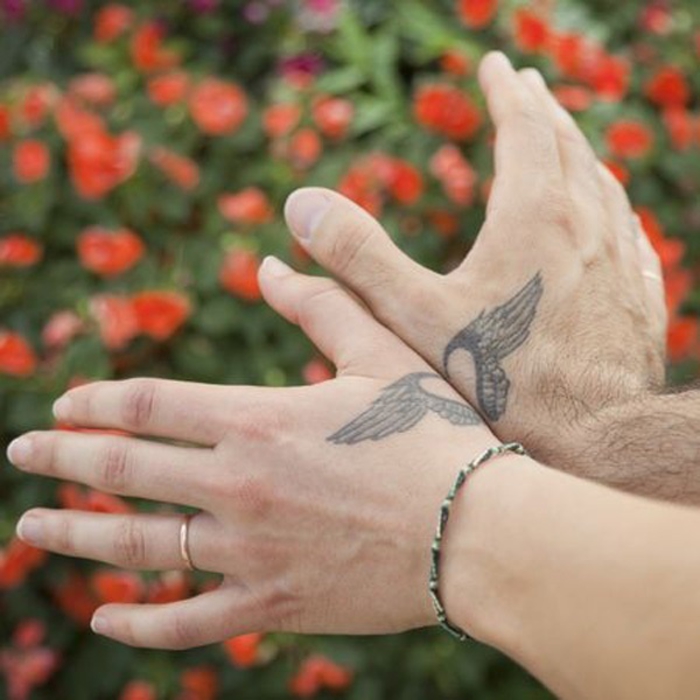 tattoos fuer paare, die sich ergaenzen, herz mit fluegeln, schoen und romantisch
