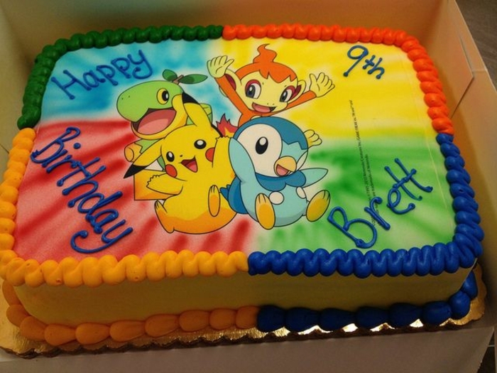 pokemon birthday cake - idee für eine schöne bunte pokemon torte mit vier kleinen pokemon wesen, blauem pinguin, einem gelben pikachu 