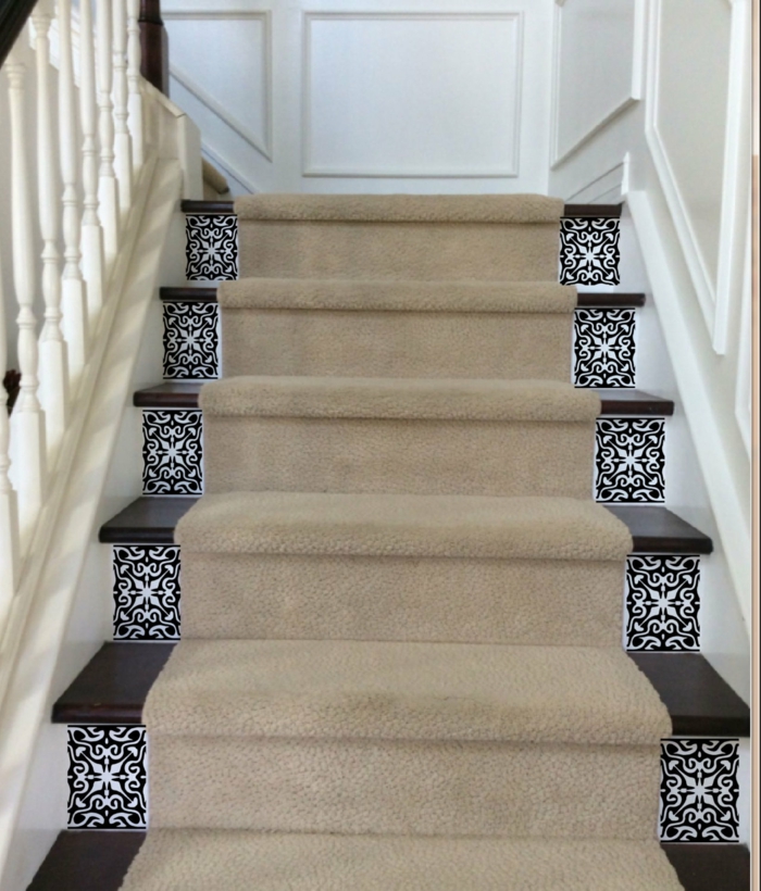 schwarze Treppen mit symmetrischen Wandtattos, dezenter Läufer - Treppenaufgang gestalten
