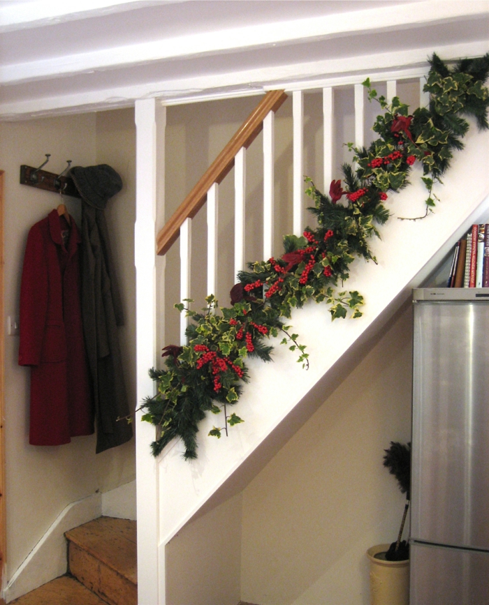 man kann das Treppenhaus mit Blumentöpfe gestalten zu natürlichen Look