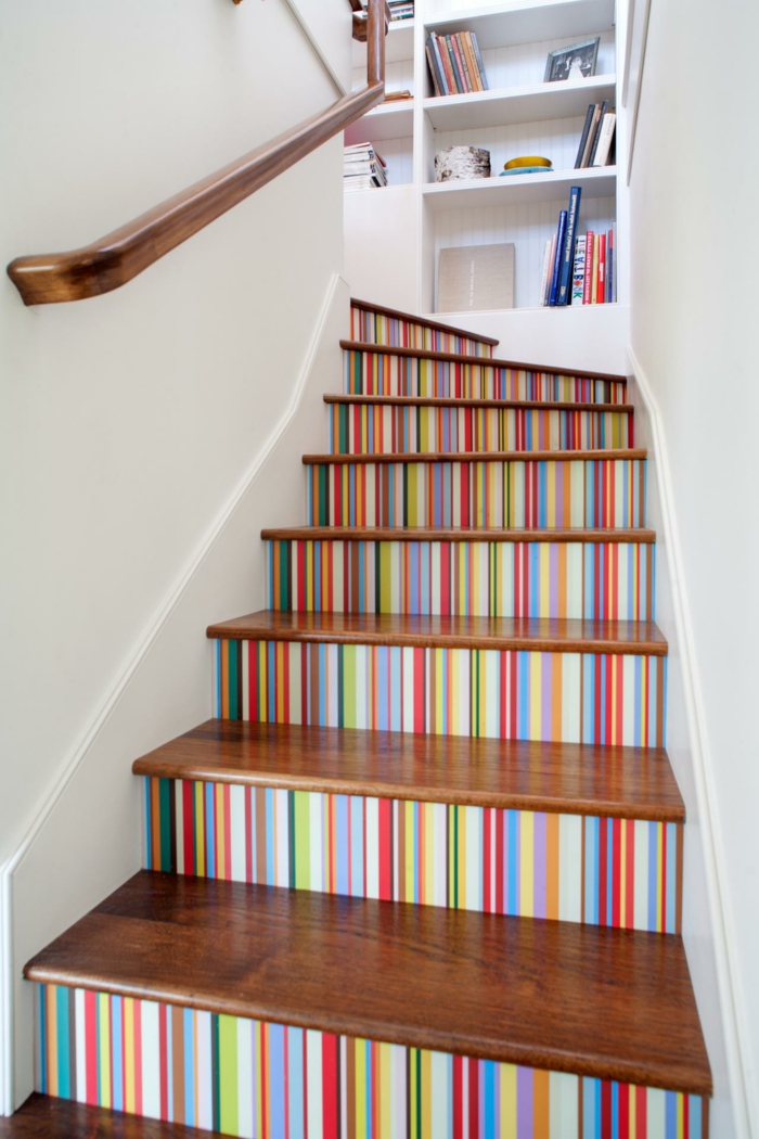 bunte Treppen in Regenbogen Farbe mit Buchregal - Treppenhaus gestalten
