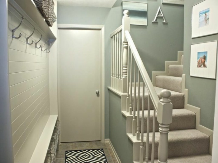 Treppenaufgang gestalten - Fotos von Meer an die Wände hängen, coole Garderobe die Buchstabe A, weicher Läufer 