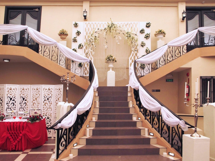 die Treppen sind ein Bestandsteil der Hochzeitsfeier so dekorieren Sie das Treppenhaus