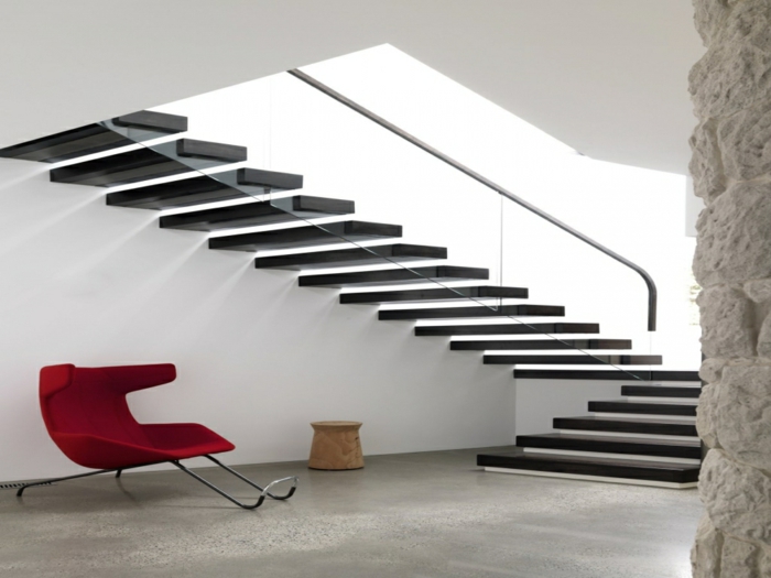 schwarze Treppen mit Glas Geländer roter Stuhl, hölzerner Hocker - Treppenaufgang Ideen