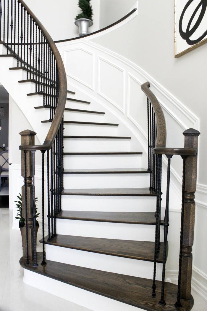 weiße Treppen, schwarzes Geländer abstrakte Bilder für Treppenhaus, eine Vase aus Eisen