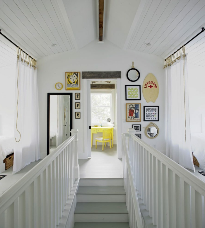 Spiegel in länglicher und runder Form Bilder für Treppenhaus, weiße Treppen