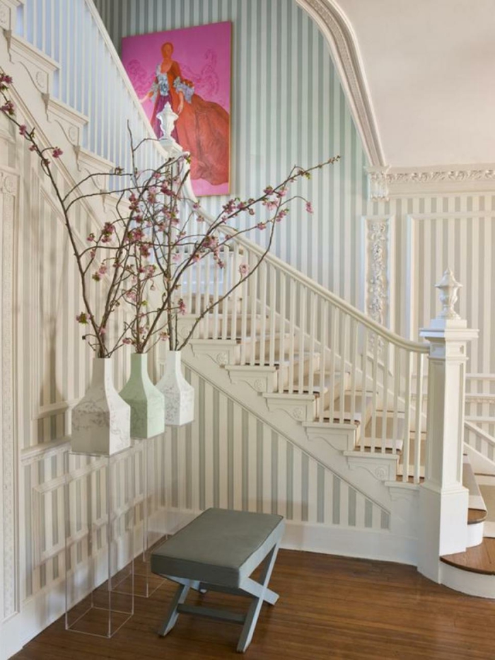 rosa Blumen in drei elegante Vasen - Treppenhaus Ideen gestreifte Wände, rosa Wandbild