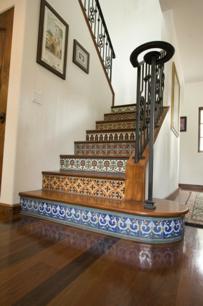 Tapeten Treppenhaus in weißer Farbe, bunte Aufkleber für jede einzelne Treppe