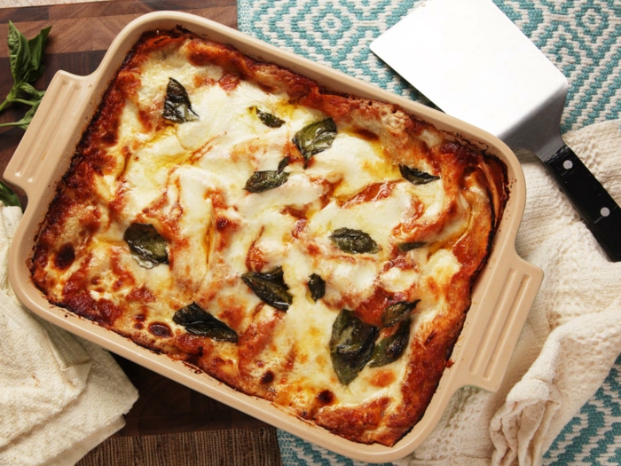 lasagne selber machen teig für die teigblätter zubereiten füllung kochen und alles zusammenstellen mozzarella