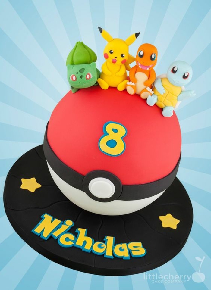 idee für eine rote pokemon torte mit gelben sternen, einem roten pokeball, felben überschriften und vier kleinen pokemon wesen - charmander, pikachu, bulbasur 