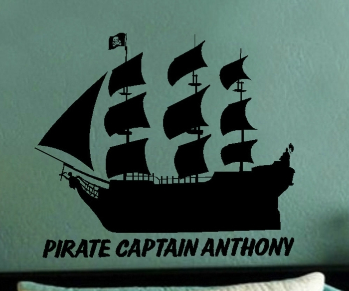 Piratenschiff Wandtattoo mit dem Namen des kleinen Kapitän über das Bett