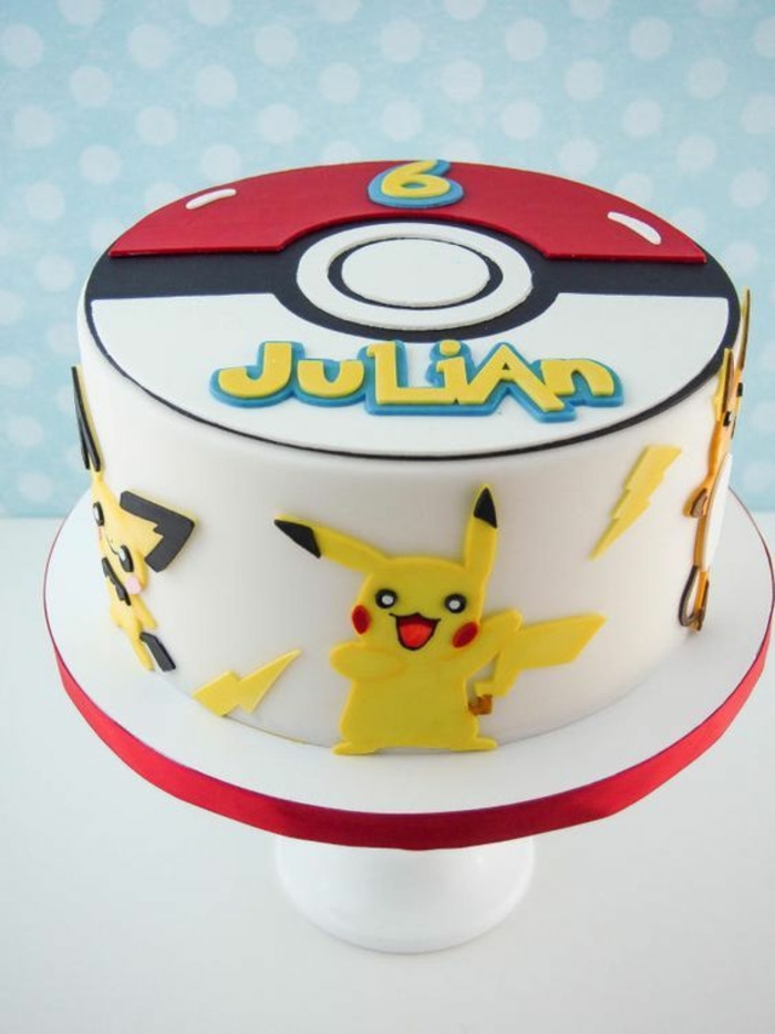 noch eine idee für eine weiße pokemon torte mit gelben pokemon wesen pikachu und gelben blitzen und einem roten pokeball 