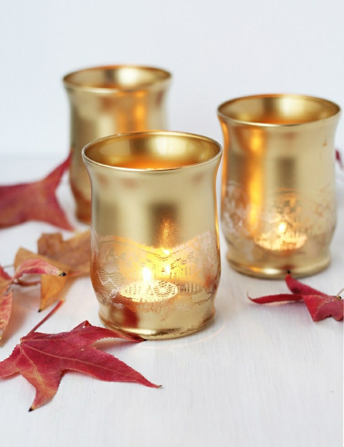 teelichter basteln, teelichthalter aus glas mit goldenem spray dekorieren