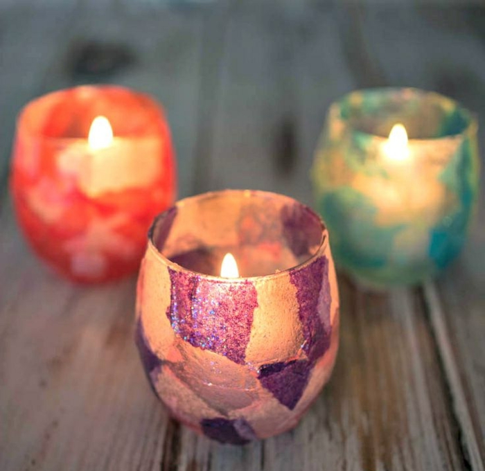 diy teelichthalter aus glas dekoriert mit bunten papierstücken und brokat
