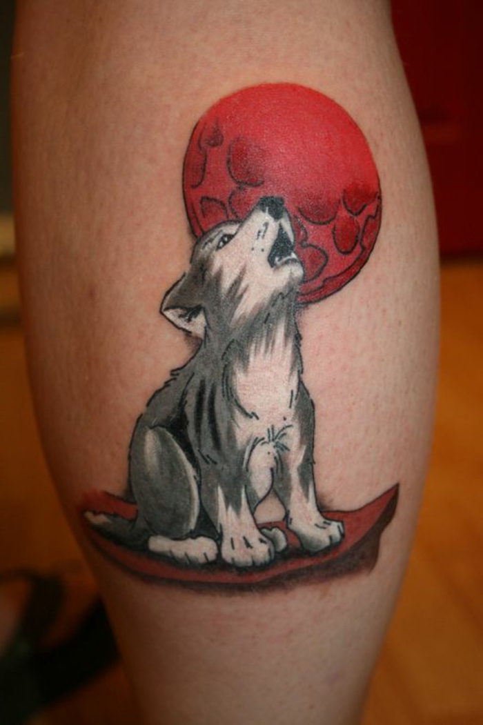 ein süßer kleiner heulender wolf und der rote mond - idee für einen wolf tattoo 