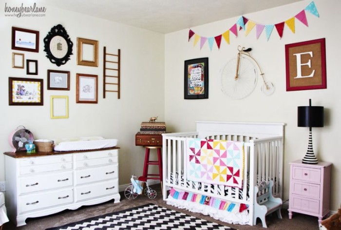 babyzimmer getsalten ideen zum eleganten und farbenfrohen stil im raum, viele wandbilder und fotos, deko, teppich