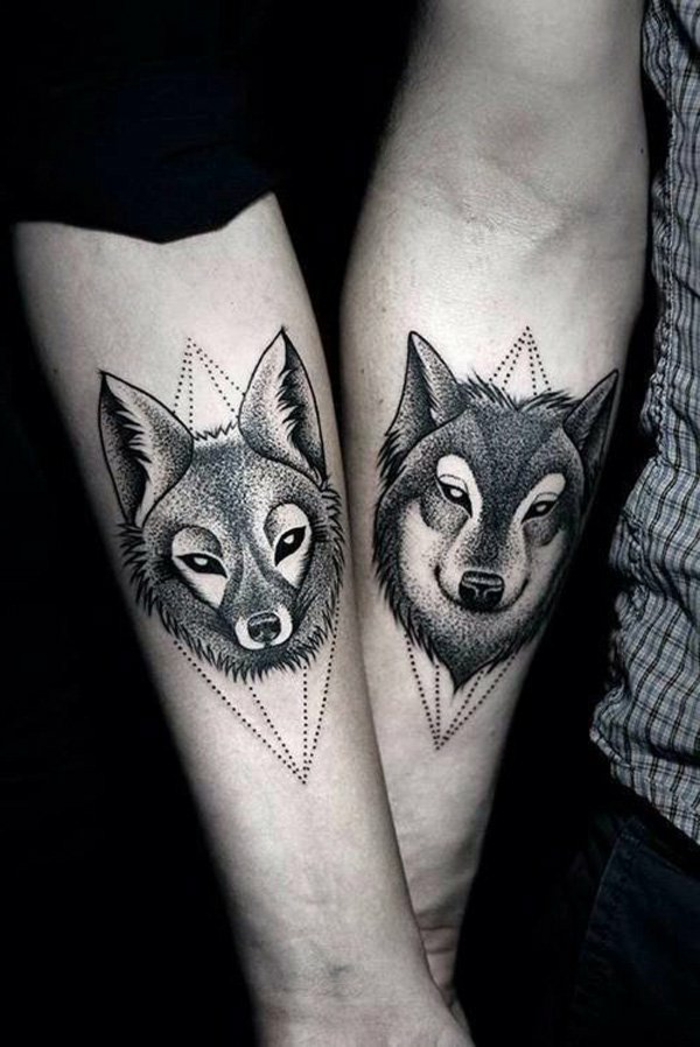 ein liebespaar, zwei hände und zwei tolle schwarze tattoos - ein fuchs und ein schwarzer wolf tattoo