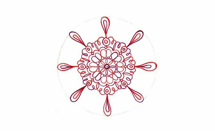 Mandala malen, fertiges Mandala mit farbigen Konturen, rot, lila, Troplfen, Spiralen, ein großer Kreis